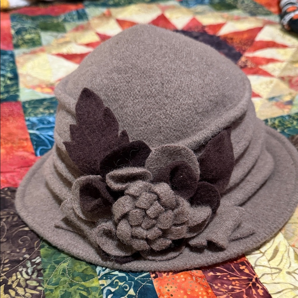 Elegant Brown Cloche Hat with Floral Accent 100% wool